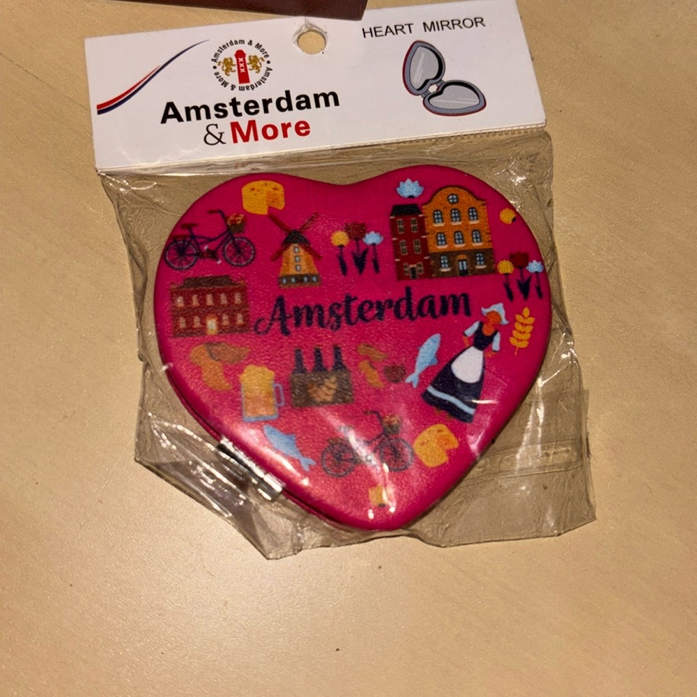 NIB new in package heart mirror from Amsterdam & more 2.75” X 2.5” closed